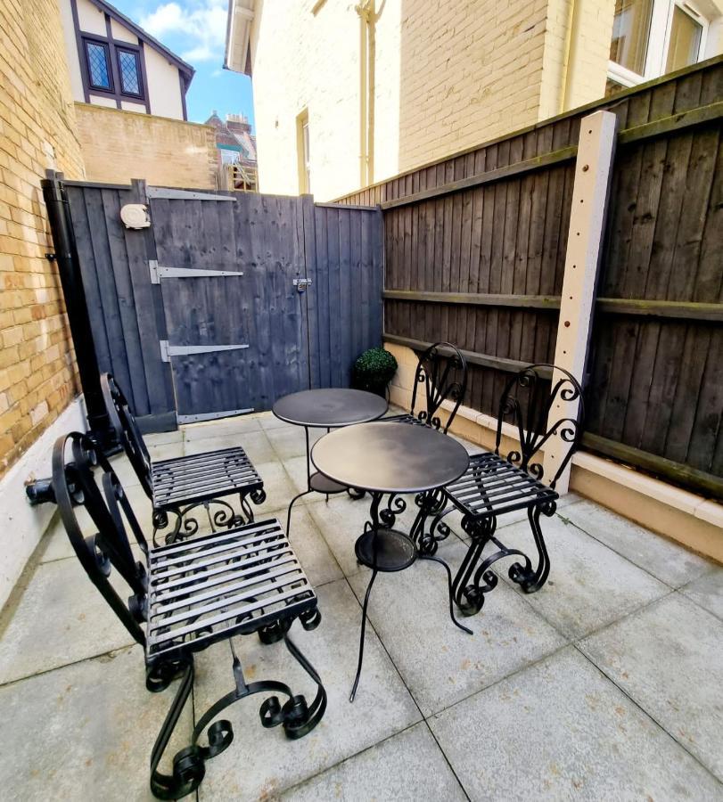 Stylish Apartment In Victorian Conversion Free Parking & Private Patio Close To Beach Town Centre & Bic Bournemouth Esterno foto