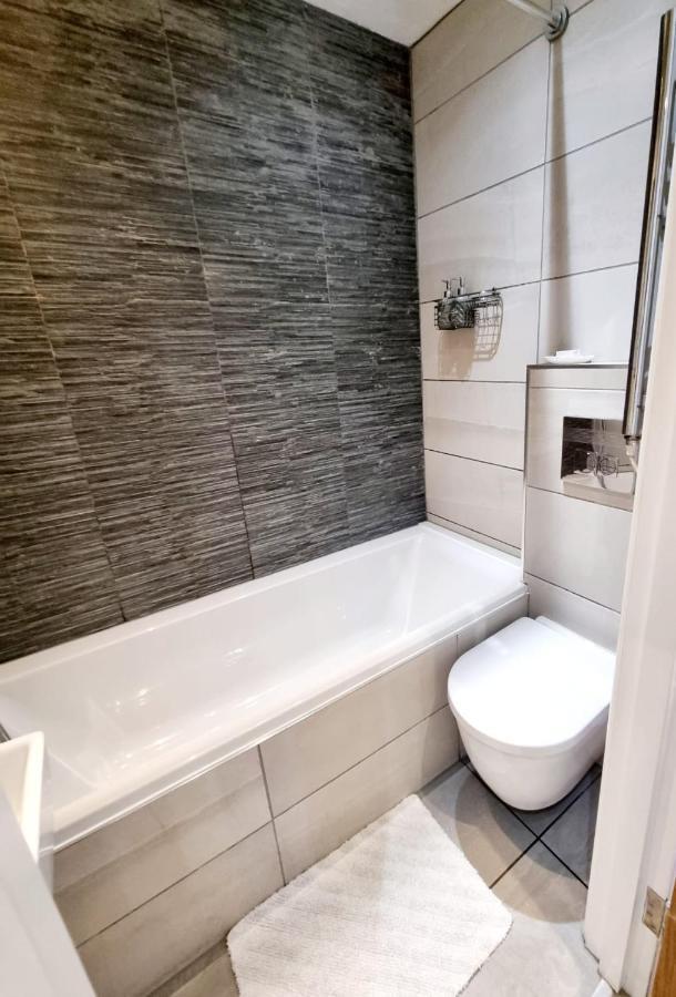 Stylish Apartment In Victorian Conversion Free Parking & Private Patio Close To Beach Town Centre & Bic Bournemouth Esterno foto