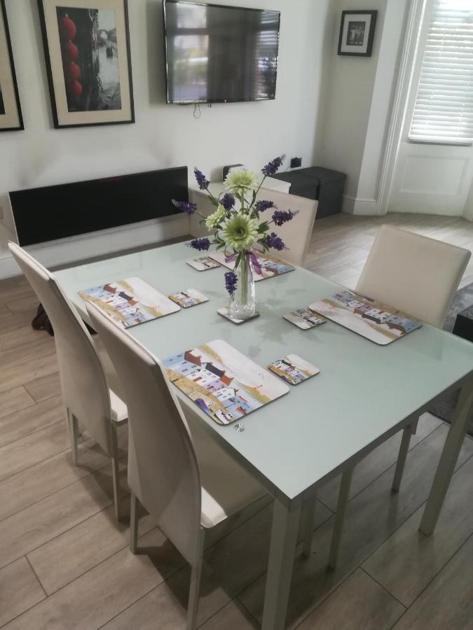 Stylish Apartment In Victorian Conversion Free Parking & Private Patio Close To Beach Town Centre & Bic Bournemouth Esterno foto
