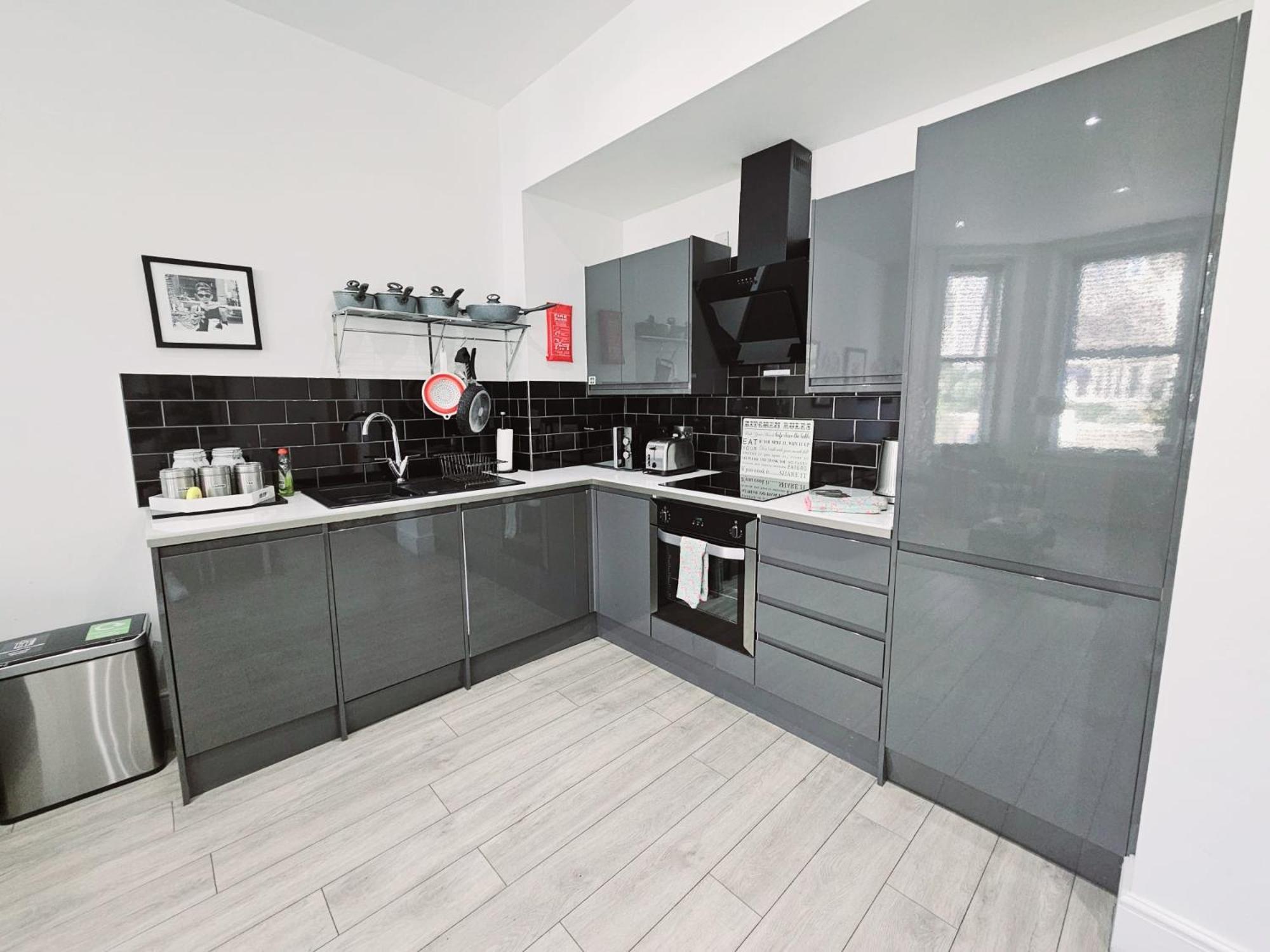 Stylish Apartment In Victorian Conversion Free Parking & Private Patio Close To Beach Town Centre & Bic Bournemouth Esterno foto